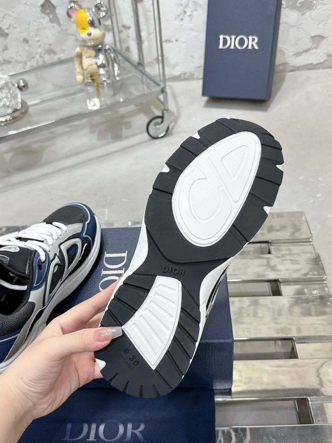 Men's men's shoes 💰600❤️❤️❤️High version Dior Dior's latest color matching B30 series reflective dad sneakers original 17380💰 purchased for development and production Brand new B30 sneakers Dad Shoes style shoes that follow the trend of the retro market The Dior logo on the tongue also indicates that this pair of shoes is the B30 model! B30 uses fine-textured leather and mesh cloth materials to form a shoe body. There are conspicuous letters CD on both sides of the shoe body to indicate identity. Many lines on the shoe body outline details to make the shoes look less monotonous and full of retro flavor. The delivery counter is exquisitely packaged🛍📦 ▪️Fabric: Original customized technical fabric + mesh ▪️Inner lining: Customized breathable lining ▪️Outsole: Original molded IP foam + TPU outsole ▪️Sole thickness: 3.5CM ▪️Size: Women’s size 35-40 / Men’s size 39-46